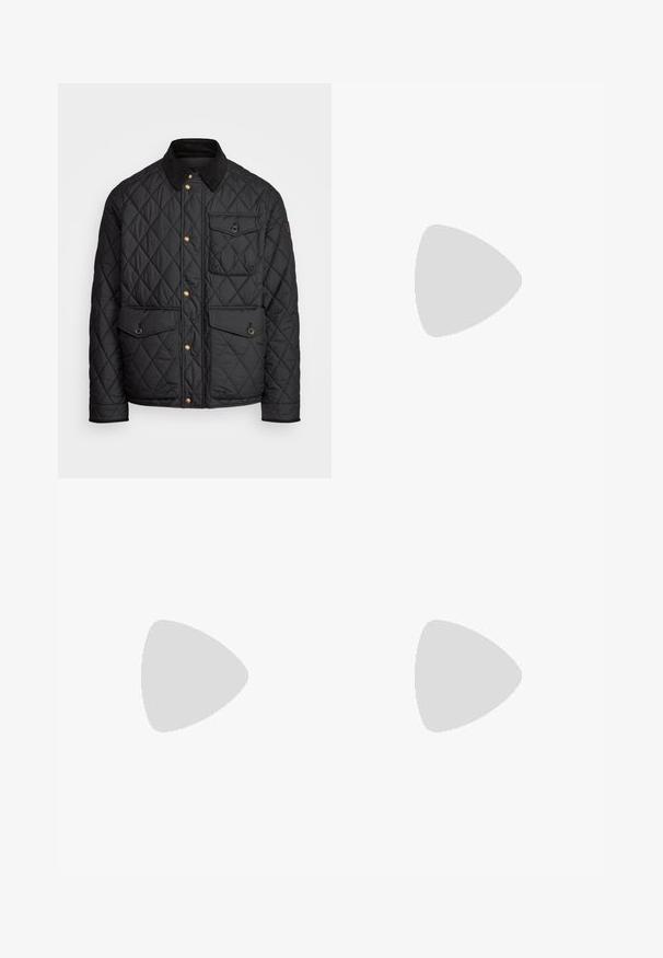Veste noire matelassée avec un col en velours côtelé, des boutons-pression dorés, deux poches avant et une poche sur le côté gauche, avec un patch logo.; Sweatshirt orange à zip, en mélange de coton, avec un col montant, des manches longues et un petit logo sur la poitrine.; Pantalons décontractés noirs avec taille élastique, cordon de serrage, bouton avant et poches latérales, présentés sur un fond uni.; Sneaker en cuir noir avec une finition texturée, semelle en caoutchouc blanche, bout rond et accent vert au talon. Design à lacets avec six œillets.