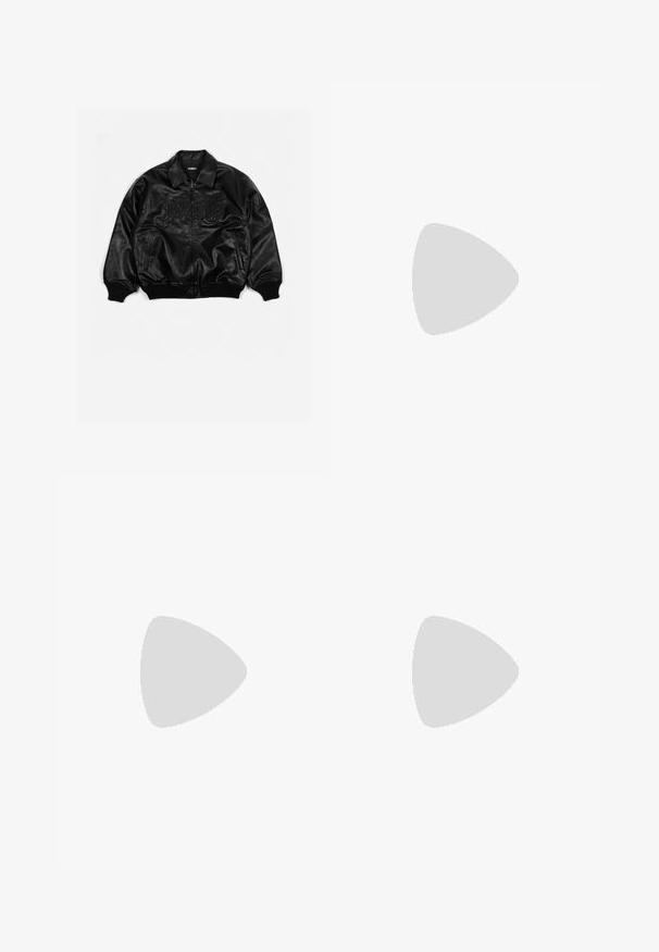 Svart lær bomberjakke med glidelås foran, ribbestrikkede mansjetter og kant, med preget skrift på brystet og sidelommer.; Svart bomulls t-skjorte med korte ermer og rund hals. Stoffet har en glatt tekstur og et enkelt, ensfarget design.; Sorte plissert bukser med en rett, bred benform. Laget av glatt stoff, med knappelukking og beltehemper.; Sorte sportsko med mesh-overdel, syntetiske detaljer, reflekterende detaljer, polstret såle og teksturert såle for godt grep.