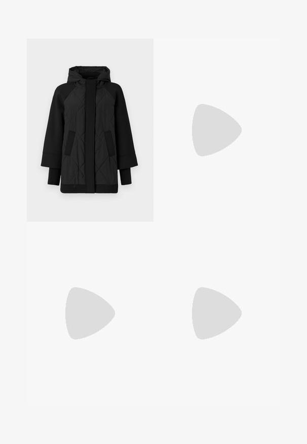 TWINSET JACKET - Giacca invernale - nero; Top in cotone rosa con scollatura a barca, maniche a lunghezza gomito e orlo arrotondato. Presenta un piccolo logo decorativo vicino all'orlo.; Pantaloni a gamba larga in tessuto di cotone bianco. Presentano un'alta vita con una piega frontale e un dettaglio con fibbia metallica. Texture liscia.; Sandalo in pelle nera con tacco a blocco e una fascia larga sopra le dita, dotato di una cinghia regolabile alla caviglia, caratterizzato da un design elegante e minimalista.
