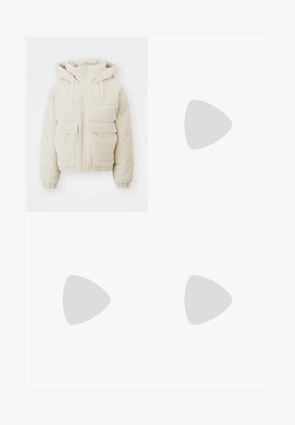Giacca puffer in corduroy beige con zip frontale, cappuccio e due tasche a toppa anteriori. Presenta una texture a coste e polsini elasticizzati.; Maglietta in cotone nera con collo rotondo, maniche corte e logo bianco "ALPHA INDUSTRIES" sul lato sinistro del petto. Texture morbida.; Pantaloni cargo khaki a vestibilità ampia, con numerose tasche utility grandi, dettagli cuciti e chiusura con bottone. Tessuto in cotone resistente.; Stivaletti grigi alla caviglia realizzati in pelle testurizzata con pannelli laterali elastici e una suola nera spessa. Presentano dei tiranti per una facile calzata.