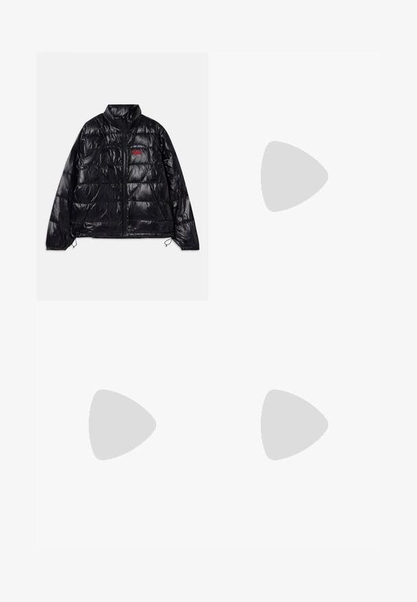 Casaco puffer preto com um acabamento brilhante, padrão acolchoado, gola alta, fecho central, punhos elásticos e um pequeno logo vermelho no peito.; T-shirt de algodão branco com um corte descontraído, apresentando mangas curtas e um logo em preto "MICHAEL KORS" impresso ao centro.; Jeans de denim azul claro com um corte solto, apresentando dois remendos desgastados na frente com bordas desfiadas e um efeito desbotado.; Mocassins de couro preto com bico arredondado, apresentando detalhes em metal dourado e costura, montados sobre uma sola de borracha texturizada e baixa.