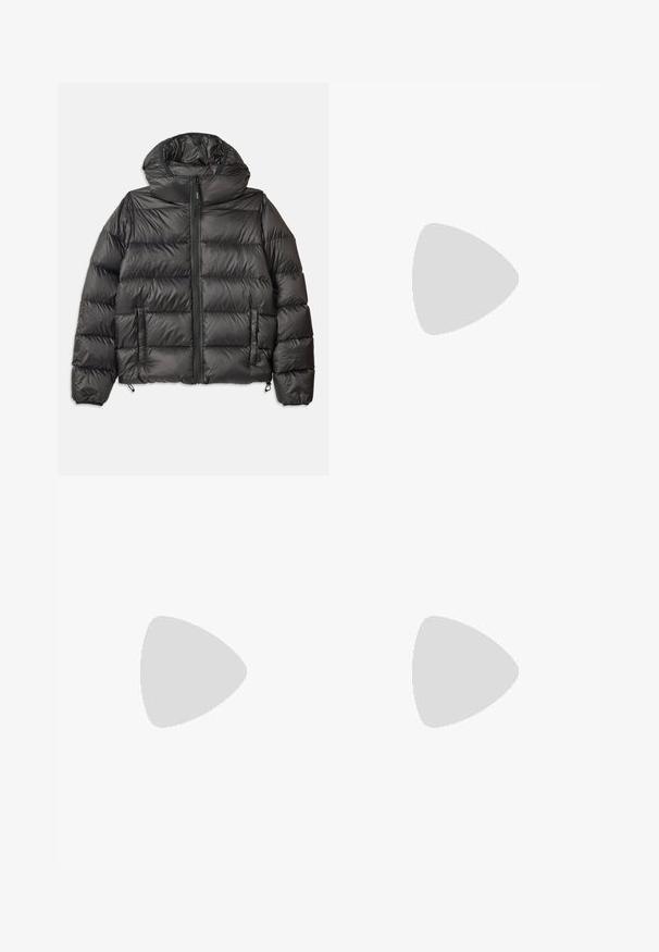 Črna puffer jakna s kapuco, z zadrgo spredaj, dvema stranskima žepoma in prešito teksturo. Narejena iz lahkega, izoliranega materiala.; Temnozeleni pleteni pulover s ovratnikom, placketom s štirimi gumbi, teksturirano tkanino, rebrastimi manšetami in robom, ki daje prijeten videz.; Temno modra kratka majica s kratkimi rokavi z belim napisom "neanche per sogno" sredi prsnega dela, okrogli izrez, velikost srednja.; Temno modri traper hlače ravnega kroja z gumbom spredaj, zadrgo, dvojnimi sprednjimi žepi in vidnimi navpičnimi gubami po nogah.; Črne usnjene loafer čevlje z gladko teksturo, zaobljenim nosom in dekorativnim trakom čez zgornji del. Nizka zložena peta, minimalističen dizajn.; Črna usnjena torbica za čez ramo z zapiranjem na preklop, srebrnimi dodatki in dvema okroglima okrasoma. Ima snemljiv trak. Gladka tekstura.