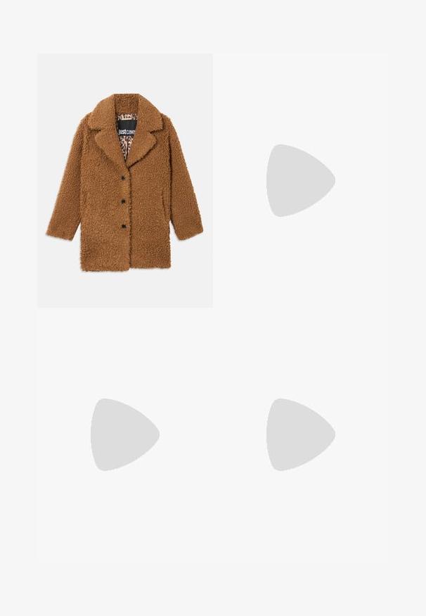 Pruunist karupakist, millel on kolm musta nuppu, laiad kraed ja leopardimustriga vooder, mis on nähtav krae seest.; Must mustriga pikkade varrukatega crop-top, mis on valmistatud tekstureeritud kangast, millel on liibuv disain ja kogutud detailid rinnaosas.; Mustad, kõrge talje ja tekstuuriga materjalist püksid. Omavad sirget säärekuju, voldikesi ja reguleeritavat nööriga vööd.; Mustan teravaotsaga kõrge kontsaga king, millel on krokodillimustriga tekstuur, stiilne disain, kõrge stilettokonts ja sile must sisesisustus.; Hõbedane metallist käekott, millel on ümar kolmnurkne kujundus, millel on logo, kettrihm ja sile tekstuur. Küljel on lukuga sulgur.