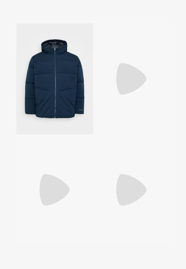 Giubbotto invernale imbottito blu navy con cappuccio, cerniera frontale e maniche lunghe, esposto su uno sfondo semplice.; Felpa blu navy con tasca a marsupio, cappuccio con coulisse e logo stampato in bianco/rosso con la scritta "JACK & JONES" sul petto.; Jeans grigi chiaro, con vestibilità comoda, realizzati in denim. Presentano un classico design a cinque tasche, passanti per cintura e una silhouette a gamba dritta.; Sneaker con tomaia in rete blu navy, inserti in suede grigio, suola in gomma bianca e lacci bianchi piatti, progettata per comfort e traspirabilità.