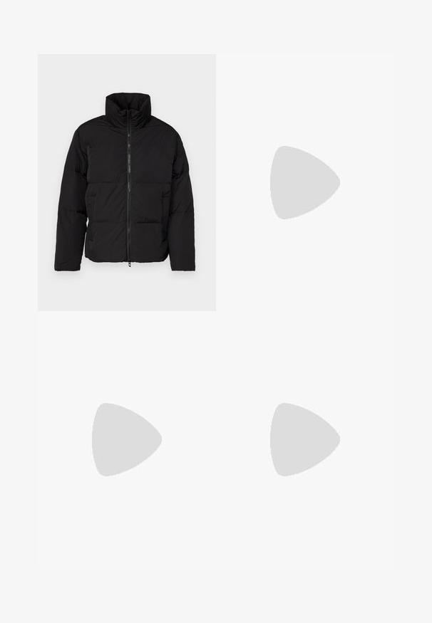 Jachetă puffer neagră cu guler înalt, închidere cu fermoar și model matlasat orizontal. Fabricată din material ușor și rezistent la apă.; Tricou negru cu un model texturat de cercuri și forme florale, cu mâneci scurte și guler rotund. Fabricat din material de bumbac moale.; Pantaloni negri din bumbac, cu croi drept și închidere cu nasture. Au buzunare laterale și un design minimalist, fără modele sau accente vizibile.; Sneaker negru cu un amestec de piele texturată și velur, cu o talpă intermediară albă și o talpă exterioară din cauciuc de culoare caramel. Sireturi în nuanța neagră corespunzătoare.