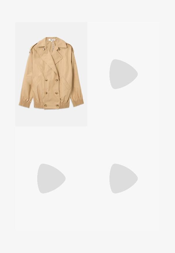 Palton bej cu închidere cu nasturi dubli, epauleți pe umeri și manșete elastice. Fabricat dintr-un material ușor și neted.; Bluză albă cu mâneci lungi dintr-un material ușor, cu guler înalt și un detaliu mare în formă de fundă la gât, având un sistem de închidere cu nasturi.; Pantaloni evazați dintr-un material texturat cu dungi verticale în nuanțe de albastru, marron, verde și galben, având un brâu dungat.; Sandale cu toc din piele patent nud, cu vârf pătrat, curea pentru glezna și toc masiv. Textură netedă și detalii de design minimale.