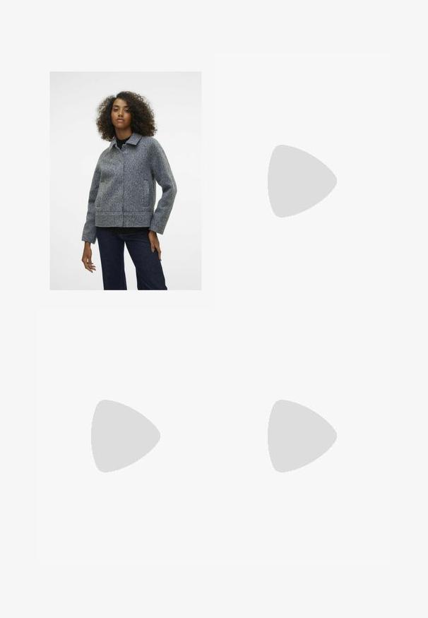 Chaqueta de mezcla de lana gris con cuello clásico, mangas largas y bolsillos laterales. La tela tiene un acabado texturizado y es corta a la altura de la cintura.; Vestido de punto con cuello alto en color blanco roto, silueta ajustada con textura de canalé y dobladillo acampanado. Combinado con botas negras de tobillo.; Zapatillas de ante negras con acentos blancos, que presentan un logo dorado. Combinadas con unos jeans de mezclilla azul claro y colocadas sobre una superficie texturizada azul.; Gafas de sol negras con forma geométrica, lentes oscuros, montura gruesa y un acento dorado en las patillas que presenta el nombre de la marca "Vogue."; Bolso hobo de cuero marrón con un diseño relajado y textura suave. Llevado de manera casual por un modelo, presenta una gran apertura y forma redondeada.
