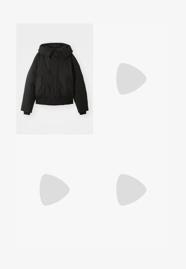 Sort polstret jakke med høj krave, lynlåslukning, dobbelte sidelommer, elastiske manchetter og en cropped afslutning. Glat, mat tekstur.; Hvid bomuld T-shirt med korte ærmer, der har et sort broderet logo "Dsquared²" på forsiden i en kursiv skrifttype.; Mørkeblå denim jeans med lige pasform, der har let blegning, gul syning, forlommer og knaplukning.; Hvide lædersneakers med beige snørebånd, off-white gummisål og subtile perforeringer. Har guldtekst "1964" og branding på hælen.