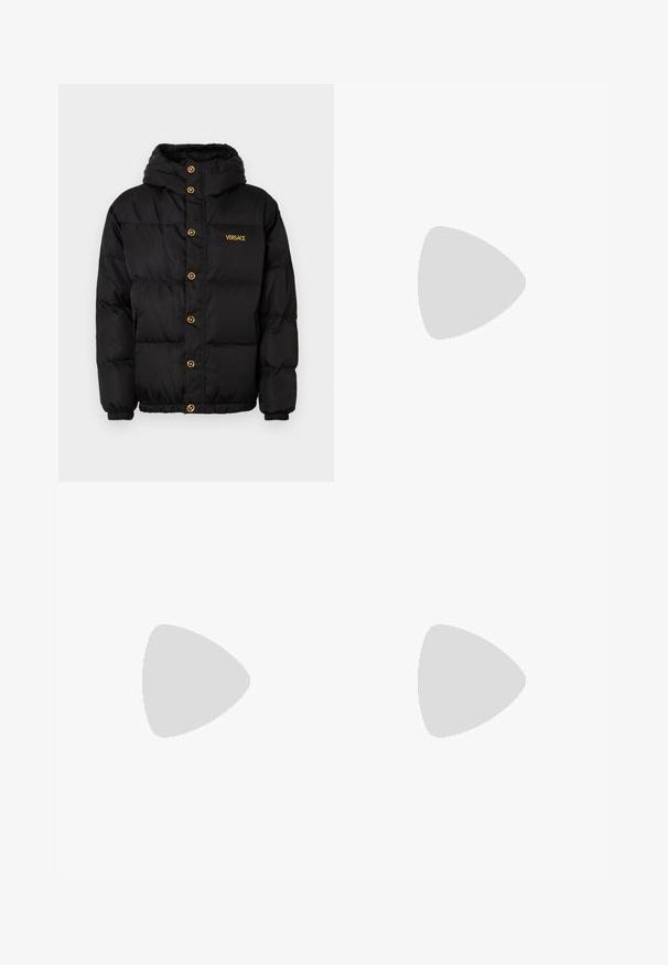 Černá puffa bunda s kapucí, zdobená zlatými knoflíky a zlatým logem „VERSACE“. Texturovaný, izolační materiál a elastické manžety.; Bílý tričko s barevným grafickým potiskem a nápisem "DSQ UAR ED2," červeným srdcovým akcentem, krátkým rukávem a designem s kulatým výstřihem.; Černé kalhoty s přiléhavým střihem, se zdrženlivým předním dílem, poutky na pásek, elegantní siluetou a zlatou sponou na pásku.; Černé sportovní tenisky s prvky z nylonu a semiše, texturovanou podrážkou, kulatou špičkou a detailem loga Versace po straně.