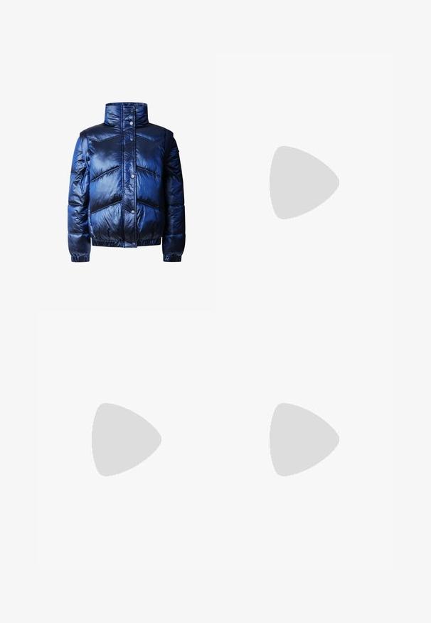 Veste matelassée bleu marine avec un col haut, des boutons-pression et un motif en chevrons. Fabriquée à partir d'un matériau brillant et lisse avec des poignets élastiques.; Bodysuit blanc à manches longues fabriqué en tissu lisse et extensible ; présente une encolure arrondie et une fermeture à pression au bas.; Jean en denim évasés de bleu moyen avec des coutures contrastées, cinq poches et une fermeture classique à bouton et à fermeture éclair.; Baskets blanches en cuir avec une boîte à orteils perforée, semelle texturée et lacets blancs, associées à un large pantalon rouge et un fond bleu et jaune.
