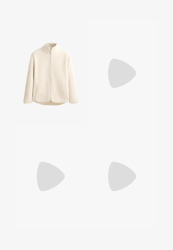 Tejanyagú, krémszínű fleece dzseki magas gallérral, teljes hosszúságú cipzárral és két oldalzsebel. Puha tapintású, textúrált külső felülettel.; Fekete, V-nyakú, rövidített pulóver, hosszú ujjal és bordázott mandzsettával. Puha, sima anyagból készült, minimalista dizájnnal.; Fekete leggings rugalmas anyagból, magas derekú kialakítással és sima textúrával, a kényelem és rugalmasság érdekében tervezve.; Fehér vászon sportcipő vastag talppal, lekerekített orral és öt fűzőlyukkal. Hátulján egy fül a könnyű felvétel érdekében. Simára kidolgozott textúra, minimális dizájn.