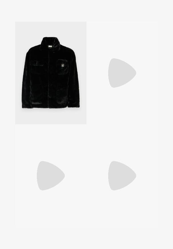 Chaqueta de pelaje sintético negro con un collar, dos bolsillos frontales y un pequeño parche con logo en la parte superior izquierda. Textura suave y ajuste relajado.; Sudadera con capucha gris de corte relajado, con cordones, puños acanalados y un bolsillo delantero. Fabricada con una suave tela texturizada.; Pantalones vaqueros de pierna ancha en azul con cintura alta, costuras en contraste y bolsillos laterales, que cuentan con un diseño clásico de cinco bolsillos y dobladillos sin rematar.; Zapatilla de ante azul claro con tres rayas blancas, suela de goma y malla texturizada. Presenta una puntera lisa y un logotipo en el talón.