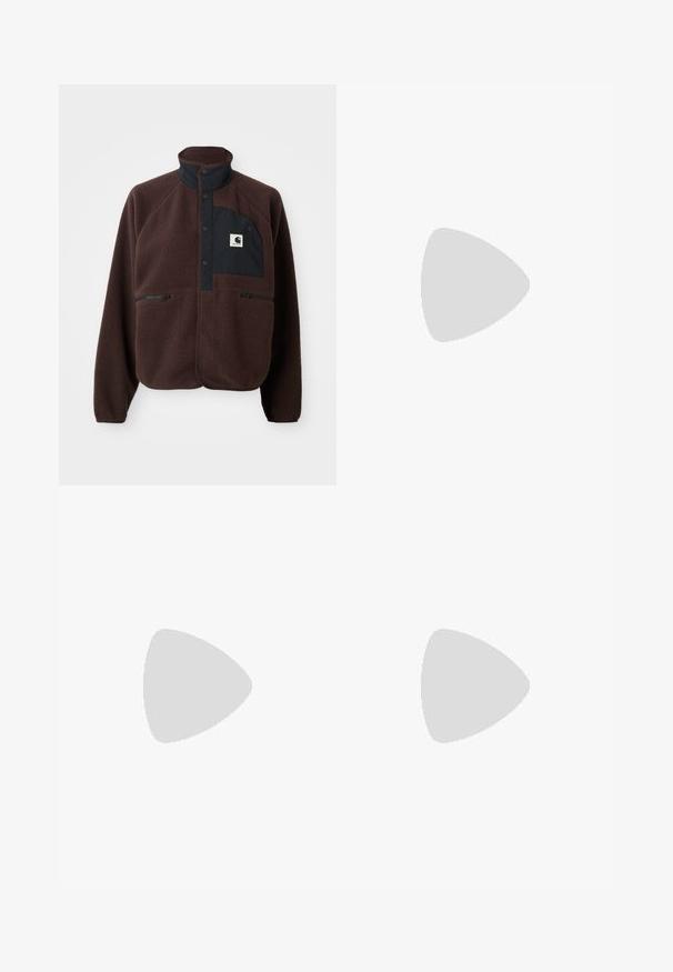 Casaco de fleece castanho escuro com colarinho alto, pala de botão preta, bolsos com zíper e um emblema preto no peito com logo branco.; T-shirt de manga curta feito de tecido transparente, apresentando um padrão de riscas em aquarela coloridas em tons de verde, rosa e roxo.; Calças largas em algodão bege com uma textura suave, apresentando bolsos frontais e um botão prateado na cintura.; Sapatilha de camurça bege clara com sola de borracha, três riscas diagonais e uma biqueira texturizada. Apresenta o logótipo na língua e na lateral.
