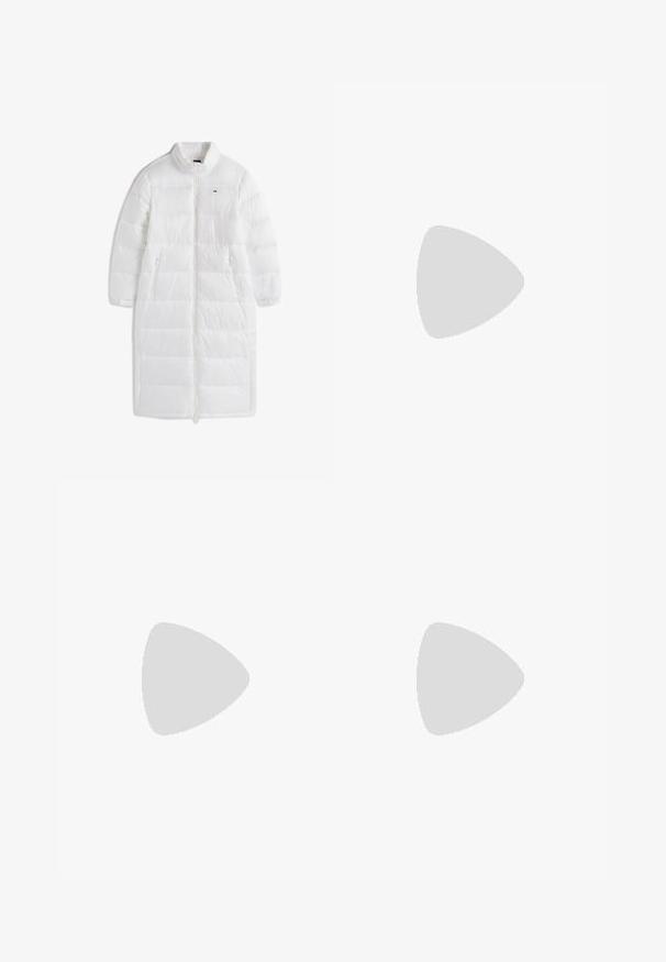 Cappotto lungo bianco imbottito con colletto alto, zip a tutta lunghezza, due tasche laterali e texture trapuntata orizzontale. Presenta un accento con logo.; Felpa corta lilla realizzata in tessuto morbido, con maniche lunghe, colletto a coste e logo ricamato sul davanti.; Jeans neri a gamba larga in denim, con vita alta, styling a cinque tasche e chiusura con bottone metallico e cuciture a contrasto.; Sneaker nera con pannelli in pelle liscia e suede, lacci piatti, punta arrotondata e suola in gomma bianca. Logo distintivo sul tallone.