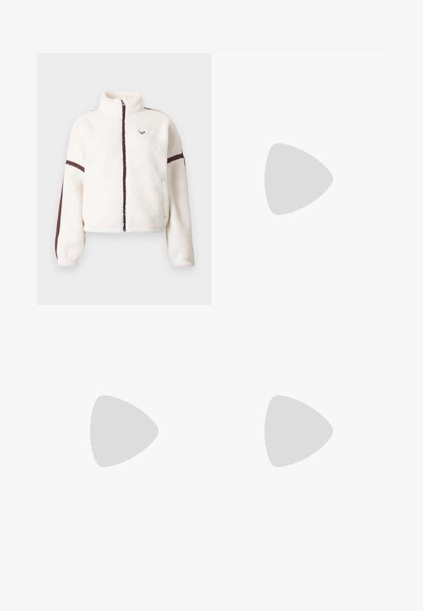 Weißer Fleece-Jacke mit durchgehendem Reißverschluss, hohem Kragen und braunen Streifen entlang der Ärmel und der Reißverschlusslinie.; Schwarzes geripptes Crop-Top mit rundem Ausschnitt und ärmellosem Design. Mit einem weißen Logo, das auf der Brust zentriert ist. Glatte Textur.; Helle grüne, weite Hosen mit einem elastischen Bund, strukturiertem Stoff und zwei vorderen Taschen. Das Design zeichnet sich durch eine lockere Passform aus.; Graues Freizeitschuh mit einem Obermaterial aus Mesh und Synthetik, einem gepolsterten Kragen und einer strukturierten Sohle mit tiefen Profilen für gute Trittfestigkeit. Verstellbares Schnürsystem.