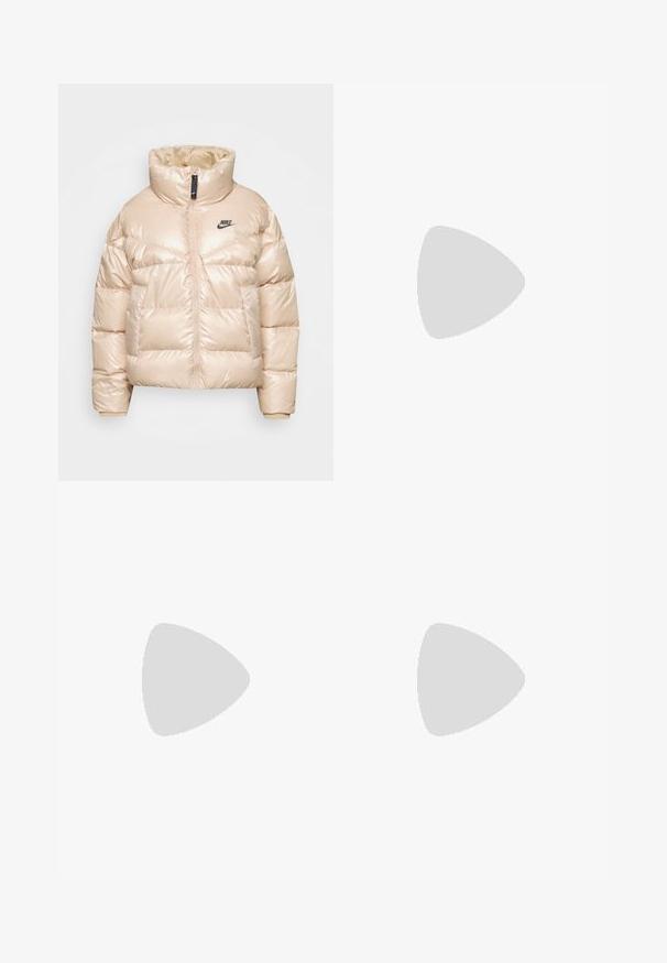 Kerge beež puff jacket, valmistatud läikivast materjalist. Omab kõrget krae, lukk sulgemist ja musta Nike logo rinnal.; Musthave musta puuvillane t-särk, millel on türkiissinine graafiline print "O'Neill" lillelistes aktsentides. Lühikesed varrukad ja ümar kaelus.; Valged laiad spordipüksid, ribadega vöökoht ja diskreetne logosümbol. Sile kangas, lõdvestatud istuvus ja kitsenev ääreosa.; Paksud valged tennised, mis on valmistatud tekstureeritud võrgu- ja sünteetilistest materjalidest, pakuvad paksu tallaga ja keerukat mustrit külgedel.