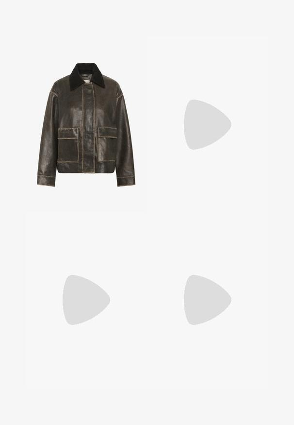 Giubbotto in pelle marrone con colletto in velluto a coste nero, design squadrato, due tasche anteriori a toppa e dettagli di cucitura visibili.; Maglione grigio chiaro a maniche lunghe con scollo a V e polsini e orlo a coste, esposto su uno sfondo bianco.; T-shirt a maniche corte di colore verde scuro con costine, scollo rotondo e una fila di cinque bottoni sul davanti. Tessuto morbido e design minimale.; Leggings neri con vita alta, realizzati in materiale liscio e elastico. Presentano un design aderente e gambe lunghe.; Sneakers in pelle scamosciata nera con strisce e dettagli bianchi, punta arrotondata, suola in gomma color gomme, abbinate a calzini bianchi a coste alla caviglia.; Occhiali da sole in plastica nera con lenti verdi, montatura quadrata, dettaglio argento sulla parte superiore e steli con texture. Marchio indicato sulla parte interna dello stelo.; Borsa a mano in pelle nera lucida con due manici superiori e una tracolla removibile, dotata di hardware in argento e chiusura con zip.