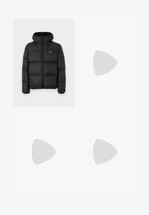 Giacca a vento nera con cappuccio, dotata di chiusura con zip, design trapuntato e un piccolo logo verde sul lato sinistro del petto. Texture liscia e imbottita.; T-shirt a maniche lunghe nera in cotone, con scollatura rotonda e un piccolo logo di coccodrillo ricamato in verde sul lato sinistro del petto.; Jeans in denim azzurro chiaro presentano un motivo sottile, chiusura con bottone e cuciture in contrasto. Un maglione a maglia marrone è parzialmente visibile sopra.; Sneaker Lacoste grigie scure in materiale mesh e sintetico, con suola testurizzata e dettagli marroni sul colletto e sul branding.