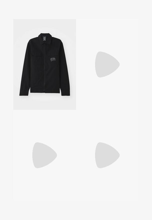 Billionaire Boys Club ARCH LOGO  - Lehká bunda - black; Pánská polo košile s krátkým rukávem v světlé béžové barvě, s límcem na zip. Vyrobena z hladkého materiálu, s jednoduchým, moderním designem bez vzorů.; Beige džíny se rovnými nohavicemi, s bledým efektem na spodní části, pěti kapsami a zapínáním na knoflík.; Černé pletené nazouvací boty s hladkým koženým akcentem na svršku, kulatou špičkou a nízkoprofilovou gumovou podrážkou.