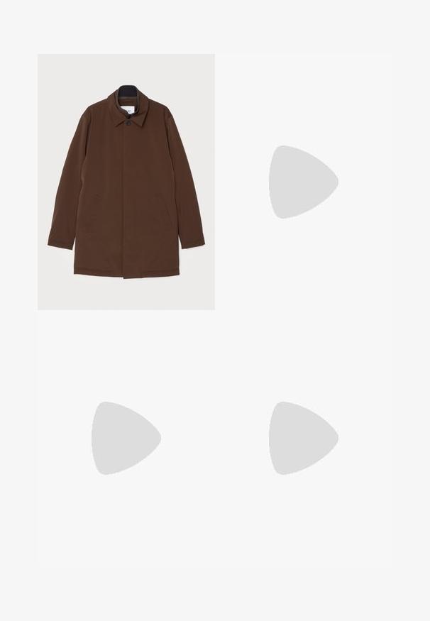 Abrigo exterior marrón con corte recto, cuello de pico, dos bolsillos laterales y cierre de un solo botón. Textura de tejido suave.; Camisa de manga larga hecha de un tejido marrón texturizado con un patrón de hojas, que cuenta con dos bolsillos en el pecho y cierre frontal con botones.; Pantalones azul marino de algodón, con un diseño de pierna recta, cierre frontal de botón y una cintura clásica con pasadores para cinturón.; Mocasines de cuero marrón con punta redondeada, costuras mínimas y un tacón bajo y cuadrado. Presentan una tira decorativa a lo largo del empeine.