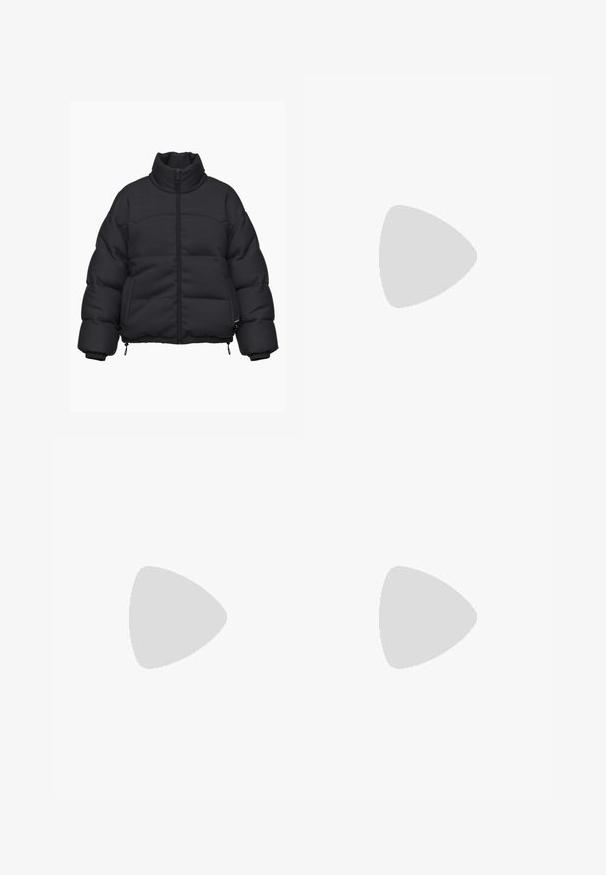 Mustat puhvijacket, jossa on korkea kaulus, täysi vetoketju, tikattu muotoilu, joustavat hihat ja kiristettävät nyörit helmassa säädettävää istuvuutta varten.; Mustapaitainen lyhythihainen t-paita, joka on valmistettu pehmeästä puuvillakankaasta, pyöreällä kaula-aukolla ja rento istuvuus. Paidassa on yksinkertainen muotoilu ilman näkyviä kuvioita.; Laaja lahkeet siniset farkut viidellä taskulla, nappikiinnitys ja kontrastivärinen ommel, joissa on pehmeä ja teksturoidu pinta.; Tummansiniset mokkakengät, joissa on pyöreä kärki, nauhakuvio ja vaaleanbeige kumipohja. Yhdistetty valkoisiin ribattuihin lyhytvartisiin sukkiin.