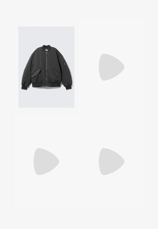 Giacca bomber nera con chiusura zip frontale, colletto e polsini a coste, tasche laterali e una tasca zip aggiuntiva sulla manica sinistra.; Tessuto di denim blu scuro con una sottile trama verticale, caratterizzato da cuciture arancioni lungo la cucitura per un tocco di accentuazione.; Jeans a gamba larga di un blu scuro con orlo arrotolato, caratterizzati da cuciture arancioni e design classico a cinque tasche. Realizzati in tessuto denim.; Sneaker Nike in bianco e nero. Presenta un design aerodinamico, mesh traspirante e pannelli perforati a contrasto. Unità d'aria visibile nella suola.; Borsa a mano in pelle nera con design curvo, manici doppi, accessori in oro e tracolla a catena. Presenta il logo "Lancaster Paris."