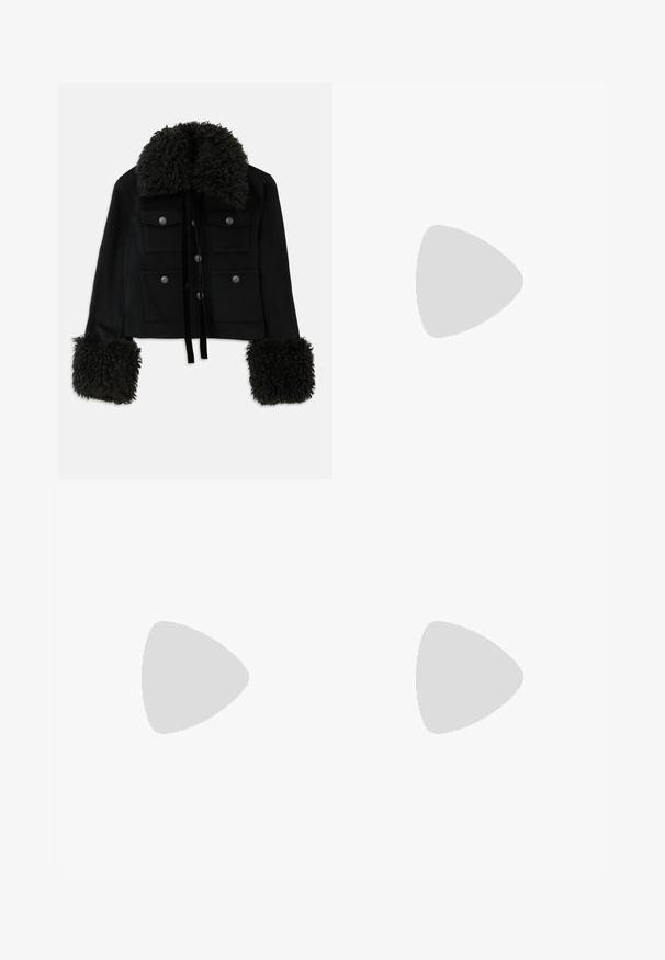 Chaqueta corta negra con un cuello y puños de felpa negros, que cuenta con cuatro bolsillos frontales y cierres de botón plateados. Textura suave, diseño elegante.; Bodysuit de canalé marrón oscuro con tirantes finos, escote en V y un corte ajustado con un diseño de espalda descubierta.; Pantalones de mezclilla deslavados de corte acampanado con un estampado de collage que presenta rostros, labios y gráficos coloridos. Cierre de botón y diseño de cinco bolsillos.; Botín negro de cuero con textura suave, puntera puntiaguda y un tacón alto y robusto. Presenta una apertura lateral y un diseño minimalista.