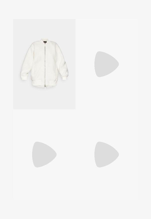 Veste bomber blanche et duveteuse avec fermeture éclair à l'avant, poignets et ourlet côtelés. Présente un col arrondi et des poches latérales. Texture douce et coupe oversize.; Fabletics PRINCIPAL BUILT IN BRA TANK - Débardeur - bone; Pantalons de yoga évasés noirs en tissu extensible avec une taille haute et un design sans coutures. Texture lisse, adaptée à une tenue de sport.; Chaussure de course légère avec une tige en maille grise et blanche, un logo 'N' bien en évidence et une semelle intermédiaire jaune avec des accents angulaires. Semelle extérieure noire.