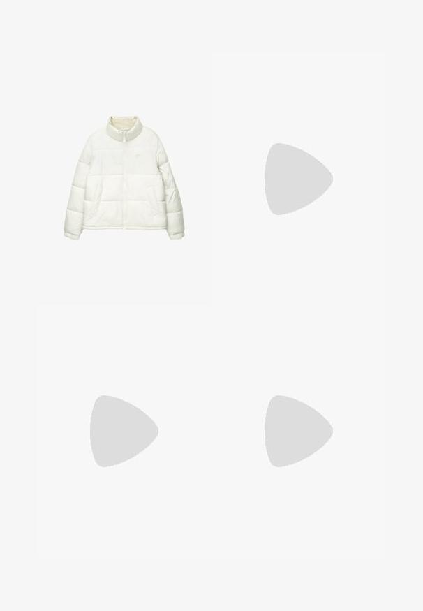 Giacca imbottita bianca con colletto alto, zip frontale, due tasche laterali e una texture morbida e liscia. Branding minimale in un colore chiaro.; T-shirt bianco a maniche corte con testo rosso "Studio Originals Edition" sul lato sinistro del petto, esposto su uno sfondo grigio neutro.; Shorts in denim grigio con un classico design a cinque tasche, orlo arrotolato e chiusura con bottone metallico. Texture liscia con una leggera scoloritura.; Sneaker in suede beige con punta arrotondata, stringhe davanti e un accento testurizzato sul retro. La suola in gomma bianca offre un contrasto. Design semplice e moderno.