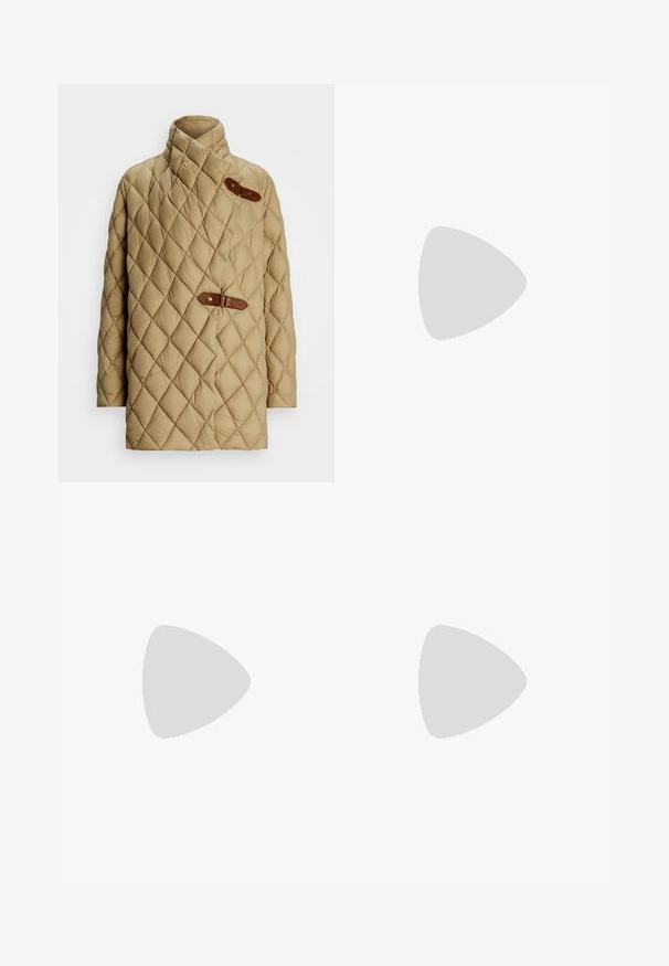 Bežová prešívaná bunda s vysokým golierom a diagonálnym prešívaním; obsahuje dva kožené pracky na zapínanie. Mäkkučká, nadýchaná štruktúra.; Sveter s vysokým golierom v svetlej béžovej farbe, vyrobený z hladkej, jemnej pleteniny. Má dlhé rukávy a priliehavý strih so žebrovaným lemom.; Žlté strihané nohavice s textúrovaným kvetinovým vzorom, priamy strih, zapínanie na gombík a pútka na opasok v oblasti pásu.; Biele kožené sandále na blokovom podpätku s remienkom okolo členku a minimalistickým dizajnom. Otvorená špička a hladké textúry po celom povrchu.