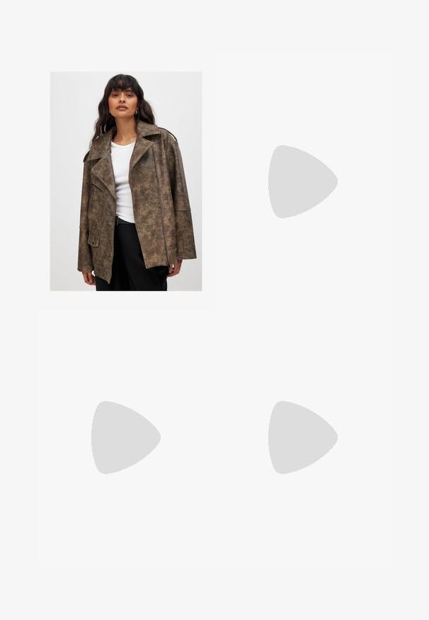 Burgundu mākslīgās ādas jaka ar iegrieztu apkakli, rāvējslēdzēja priekšpusi un sānu kabatām. Raksturīga teksturēta virsma un brīva piegriezuma forma.; Gaiši bēša garroku pogām aiztaisāma krekla ar smailu apkakli un vienu krūšu kabatu, attēlots uz baltas fona.; Gaišbeigi kokvilnas bikses ar brīvu piegriezumu, sašaurinātiem galiem, priekšējām kabatām un vienu pogu jostas daļā.; Leoparda raksta sporta apavi ar melnām šņorēm, baltas trīs joslas dizains, krēmkrāsas gumijas purngals un zole, teksturēts augšējais materiāls.