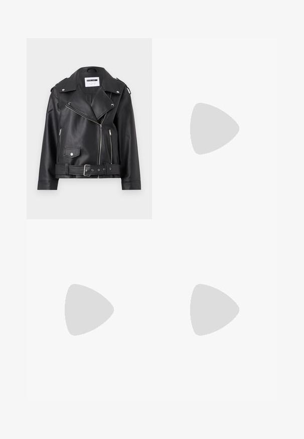 Svart bikermantel i konstläder med silverfärgade dragkedjor, bälte i midjan och axelklaffar. Har en bred krage och asymmetrisk dragkedjestängning framtill.; Vit korttröja med V-ringning, ribbat nederkant och lång ärm. Tillverkad av ett mjukt, strukturerat stickat material. Enkel och mångsidig design.; Breda jeans i mörkgrå denim. Har hög midja, femficksdesign och framknäppt stängning. Slät textur med subtil blekning.; Tan mockasinfärgad ankelbotten med rund tå, sydda detaljer, dragflik på baksidan och ett strukturerat gummisul. Designad för komfort och värme.