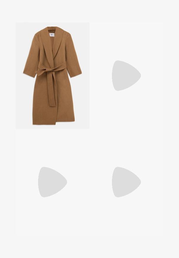 Tan uldfrakke med sjalskrave, lange ærmer og et bundet bælte i taljen. Minimalistisk design, struktureret stof og knælængde.; Gul strikket polo sweater med krave, der har tre mørke knapper, ribbet bund og lange ærmer, lavet af blødt stof.; Filippa K TANK - Top - dusty beige; Mørkegrå knælang nederdel med en ribbet talje. Lavet af et blødt, strækbart stof og har et simpelt, lige design. Ingen mønstre eller detaljer.; Sort læderballetsko med rund tå, glat tekstur, minimal syning og et fleksibelt såldesign.