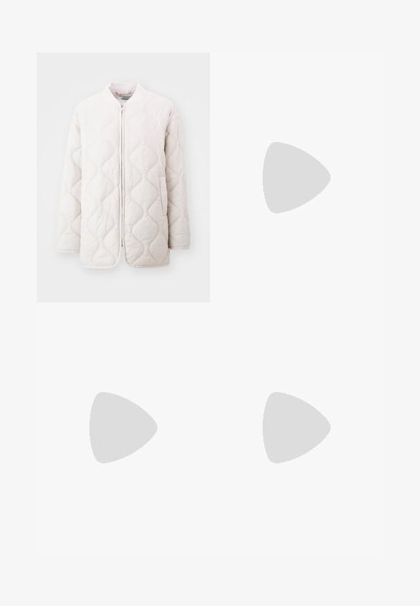Lichtgewicht gewatteerde jas in zacht crème met golvende stikpatronen, voorrits en zijzakken; ontspannen pasvorm en ribgebreide kraag.; Witte sweatshirts met een ronde halslijn, opgezette schouders en elastische manchetten, gemaakt van een zachte, lichte stof met een gladde textuur.; Lichtblauwe wijde jeans gemaakt van denim, met een hoge taille, voorzakken en gestikte accenten aan de zoom.; Witte platform sneakers van glad synthetisch materiaal, met een afgeronde neus, vetersluiting en een gestructureerde rubberen zool. Zwarte hielaccent.