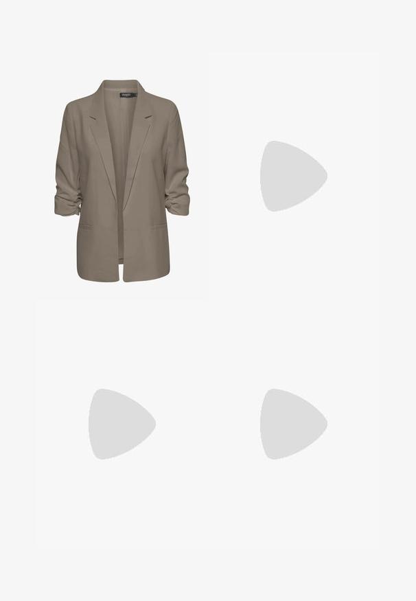 Blazer beige de corte holgado, hecho de tela suave, presenta mangas enrolladas, dos bolsillos laterales y un diseño de solapa muesca.; Tres camisetas sin mangas en verde menta, negro y beige; hechas de tela acanalada con un escote redondo. Etiqueta de la marca visible.; Jeans de mezclilla de corte acampanado en azul oscuro, con cintura alta, cinco bolsillos y cierre de botón, con un ligero desgaste en el color en los muslos.; Bailarina de ante beige con una puntera redondeada de cuero negro, tacón bajo y textura suave, que presenta costuras mínimas y un diseño limpio.