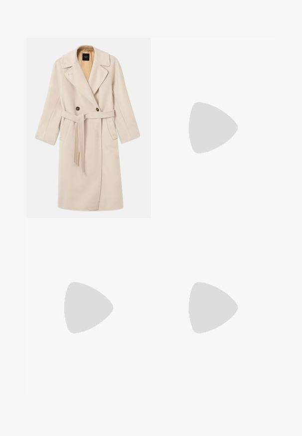 Béžový kabát z vlnenej zmesi s dvojitým zapínaním, veľkými klopami, dvoma gombíkmi, prednými vreckami a zodpovedajúcim pásom. Podšitý v svetlejšom odtieni.; Dlhý rukáv, svetlo béžový top s okrúhlym výstrihom. Vyrobený z mäkkej látky, má stredový šev a mierne zakrivený spodný okraj. Bez viditeľného hardvéru.; Taupe voľné nohavice s elastickým pásom a prednými skladmi, vyrobené z hladkej látky.; Čierne kožené členkové topánky s okrúhlou špičkou, blokovým podpätkom, bočným zipsom a prešívaním na priehlavku. Hladká textúra, klasický dizajn.