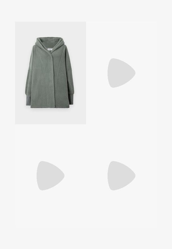 Bavlněná bunda ve světle zelené barvě s kapucí, oversized střih, dlouhé rukávy. Disponuje jemnou texturou a minimalistickým střihem.; Černý žebrovaný dlouhý rukáv těsně padnoucí svetr s kulatým výstřihem, vystavený na jednoduchém světlém pozadí.; Černý zmačkaný top z látky s elastickým pasem, s texturovaným povrchem a řaseným designem pro objemný tvar.; Černé kotníkové boty vyrobené z hladké kůže, s bočním zipem, robustním strukturovaným podpatkem a kulatou špičkou.