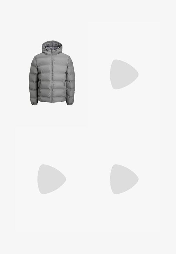 Szürke puffernadrág kapucnival, elülső cipzárral, elasztikus mandzsettákkal és vízszintes steppelt mintázattal a hőszigetelés érdekében.; Világos krémszínű pamut póló rövid ujjakkal. Kis kék és piros grafikával rendelkezik, amelyen egy marlin és a "MARLIN TROPHY" szöveg látható.; Barna rövidnadrág, elasztikus derékpánttal és sima, könnyű anyagból készült. Egyszerű dizájnnal rendelkezik, nincsenek minták vagy látható fémrészletek.; Fehér sportcipők, texturált kötött felsőrésszel, lapos fűzőkkel és párnázott talppal, amely látható légkamrákkal rendelkezik a megerősített kényelem érdekében.