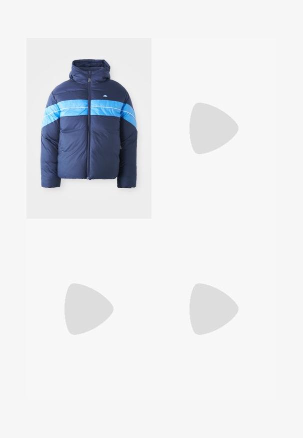 Giubbotto imbottito blu navy con cappuccio, caratterizzato da due strisce orizzontali azzurre sulla parte anteriore. Chiusura con zip e texture trapuntata.; Maglietta a maniche lunghe bianca con collo alto, realizzata in tessuto morbido e elasticizzato. Presenta un colletto alto e un design aderente, che offre una silhouette slanciata.; Pantaloni dritti blu scuro realizzati in un tessuto misto cotone. Presentano una chiusura frontale con bottone, passanti per cintura e due tasche laterali.; Sneaker bianca in pelle con lati perforati, accenti testurizzati, lacci piatti e tallone grigio a contrasto. Presenta una suola leggermente elevata.