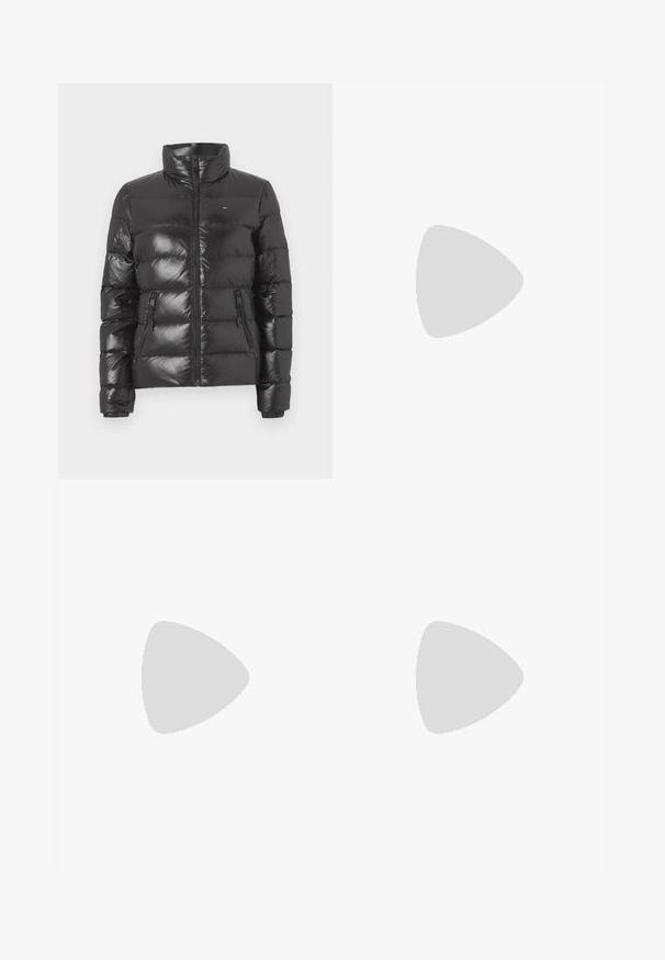 Zwarte pufferjack met een hoge kraag, glanzende afwerking, ritssluiting aan de voorkant en twee zijzakken met elastische manchetten.; Katoenen T-shirt met horizontale marineblauwe strepen op een witte achtergrond. "Tommy Hilfiger" geborduurd in cursieve letters op de borst. Ronde hals.; Plisséminirok in het wit met een zwarte elastische tailleband met het "LACOSTE"-logo. Middellange ontwerp met een zachte textuur.; Witte leren sneakers met een dikke witte zool, zwarte suède hielaccent en een geperst logo op de zijkant. Vetersluiting met zes oogjes.