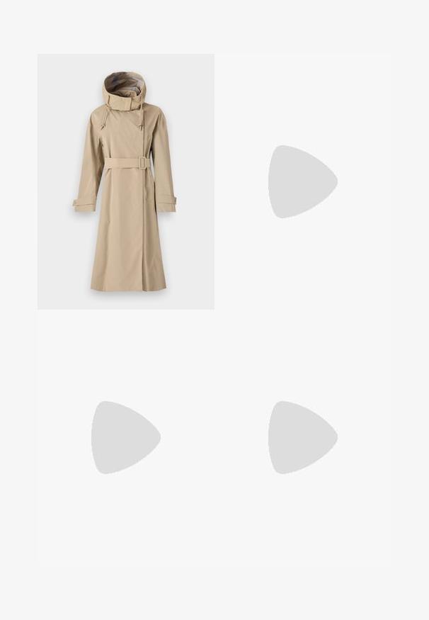 Beige takki, jossa on korkea kaulushuppu, vyötäröltä tiivistetty vyö ja pitkät hihat napillisilla hiha-asuilla. Valmistettu sileästä, vettä hylkivästä kankaasta.; Napapaita vaaleanpunaisesta pehmeästä kankaasta, jossa on geometrinen malli, joka koostuu timanteista ja kolmioista haaleassa harmaassa ja mustassa. Pitkät hihat, klassinen kaulus.; Tummanharmaat shortsit, jotka on valmistettu pehmeästä kankaasta ja joissa on taitteita sekä oranssia ompelua. Mukava joustava vyötärö ja polveen saakka ulottuva malli.; Loeffler Randall LEONIE SOFT BALLET FLAT - Ballerinat nilkkaremmillä - gold