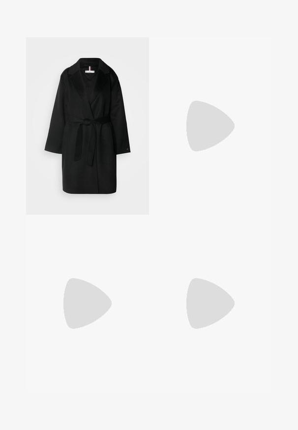 Tommy Hilfiger BELTED COAT - Klasisks mētelis - black; Balts adīts īss tops ar kvadrātveida dekoltē, kuram ir teksturēti raksti un platās ribotās siksnas. Mīksts audums ar smalku spīdumu.; Platās kāju baltās džinsas, izgatavotas no kokvilnas maisījuma auduma. Tām ir rāvējslēdzēja josta, piecu kabatu dizains un šuvju izšuvumi gar šuvēm.; Melnas lakotas ādas mokasīni ar frizētu dizainu, papildināti ar nelielu metāla logotipu un valkāti ar baltām potīšu zeķēm. Plakana zole.
