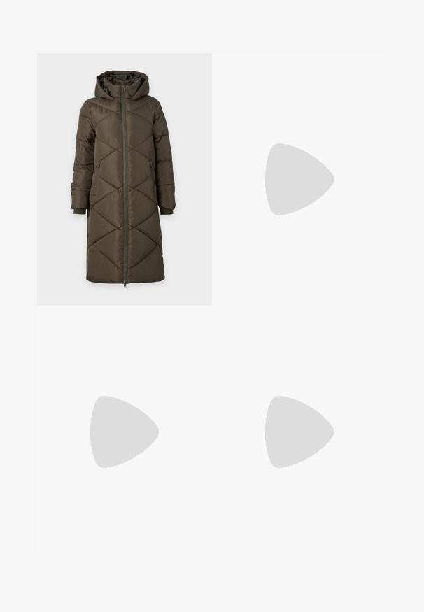 Puchowa kurtka w oliwkowym kolorze, z kapturem, z zamkiem błyskawicznym, dwoma przednimi kieszeniami oraz pikowanym wzorem w diamenty. Tkanina wydaje się gładka i miękka.; Koszula w panterkę w ciemnych i jasnych odcieniach brązu, z zapięciem na guziki z przodu, kołnierzem, długimi rękawami oraz jedną kieszenią na piersi.; Dopasowane niebieskie dżinsy wykonane z denimu, z wysokim stanem, rozszerzanymi nogawkami i subtelnymi detalami w szwie. Klasyczny krój pięciu kieszeni.; Białe wysokie trampki z płótna z czarną gumową podeszwą, przednim czubkiem z gumy i sześcioma dziurkami na sznurowadła, charakteryzujące się prostym, minimalistycznym designem.; Even&Odd - Torebka; Srebrne kolczyki w formie obręczy o minimalistycznym designie. Okrągły kształt, gładka faktura i cienki profil. Lekkie, z polerowanym wykończeniem.