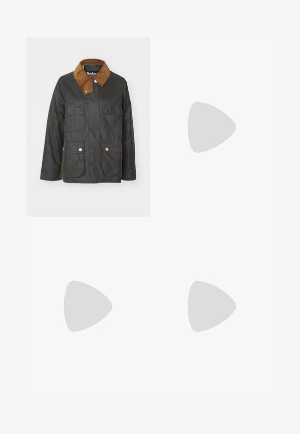 Barbour RUTH JACKET - Mezisezónní bunda  - archive olive; Bílé košile s dlouhými rukávy, zapínání na knoflíky, vyrobené z bavlny. Má klasický límec a diskrétní vyšívané logo na hrudi. Hladká textura.; Beige kalhoty se širokými nohavicemi z texturované tkaniny s jemným kostkovaným vzorem; obsahují dvě zadní kapsy a hladký pas.; Světlobéžové kožené mokasíny se střiženým předním dílem a texturovaným černým platformovým podpatkem. Obsahují zakřivený design a mírné zvýšení.