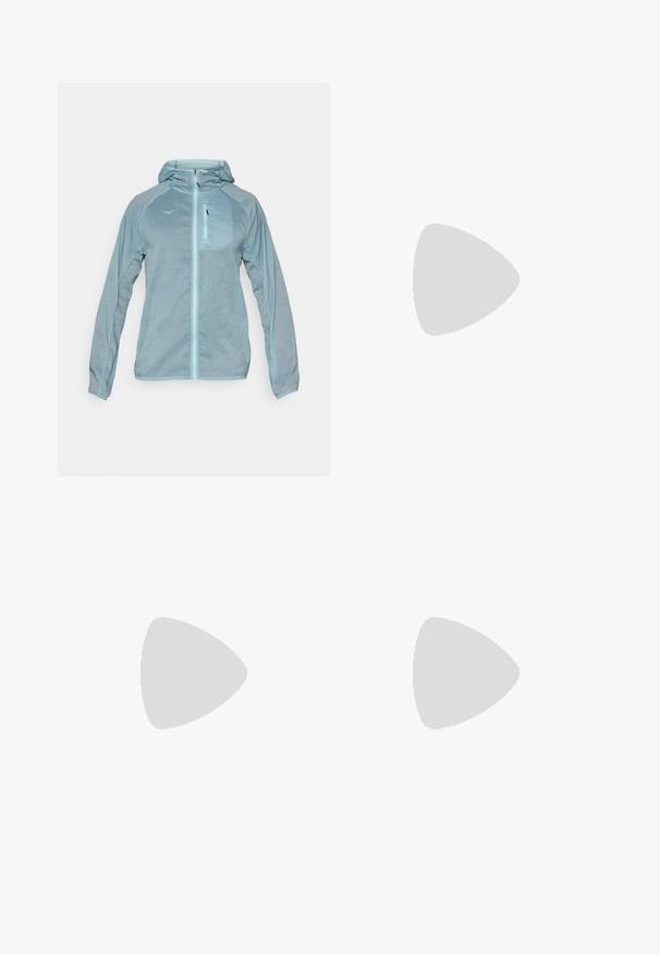 Svijetloplava, lagana jakna s prednim patentnim zatvaračem, kapuljačom i zippered džepom na prsima. Ima teksturiranu tkaninu s logotipom na prsima.; Crna majica s kratkim rukavima od glatkog pamuka, s okruglim izrezom i malom etiketom na donjem lijevom šavu.; Crne atletske kratke hlače s elastičnim pojasom i glatkom teksturom. Imaju kroj koji se ravno uklapa. Nema vidljivih uzoraka ili akcenta.; HOKA CLIFTON 9 - Tenisice za cestovno trčanje - nimbus cloud/steel wool