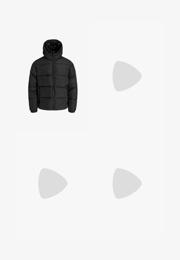 Schwarze Pufferjacke mit Reißverschluss, Kapuze und elastischen Bündchen. Hergestellt aus glattem, wetterbeständigem Material mit gestepptem Design.; Dunkelgrauer Pullover mit langen Ärmeln, rundem Ausschnitt und flauschiger Textur. Verfügt über ein großes, stilisiertes Kreuzmuster in einer helleren Graufarbe.; Schwarze Hose aus glattem Stoff, mit geradem Bein Design, zwei vorderen Falten und einem Standardbund mit Gürtelschlaufen.; Schwarze Lederloafers mit glatter Oberfläche, runder Spitze und schmalem Riemen über dem Obermaterial. Niedriger, gestapelter Absatz.