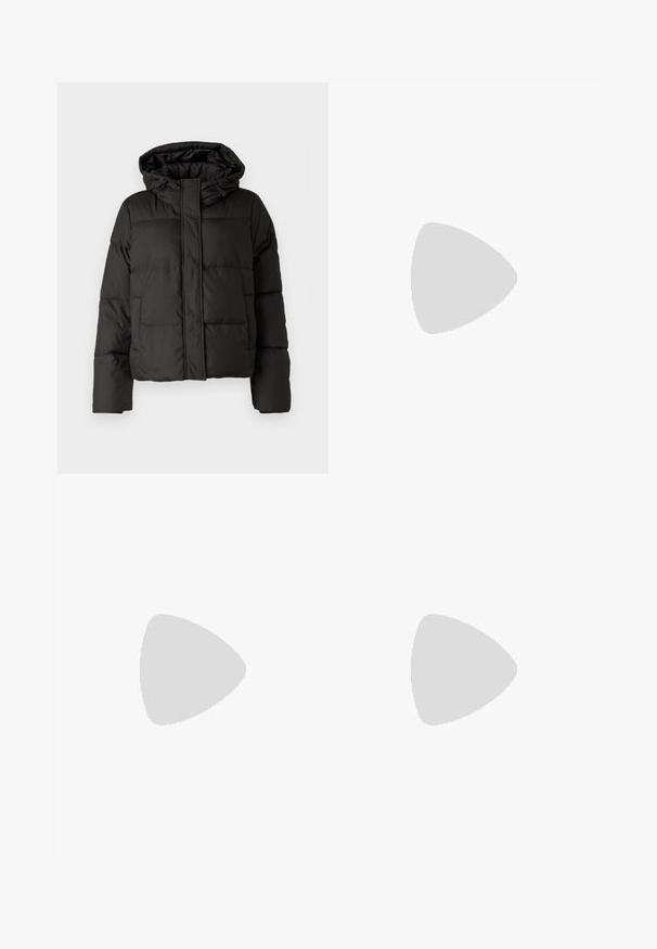 Černá péřová bunda s kapucí, zipovým zapínáním, prošívaným vzorem a elastickými manžetami. Vyrobena z hladkého syntetického materiálu.; Černé a bílé trička s krátkými rukávy vyrobená z měkké tkaniny, s kulatým výstřihem a viditelnou značkovou etiketou ve světle žluté barvě uvnitř.; Černé kožené kalhoty s hladkou texturou, rovným střihem, elastickým pasem a zapínáním na knoflík vpředu; s plisovanými detaily a zúženými nohavicemi.; Vysoká černá kožená bota s masivní platformou a blokovým podpatkem, s poutkem a texturovaným vzorkem na podrážce.