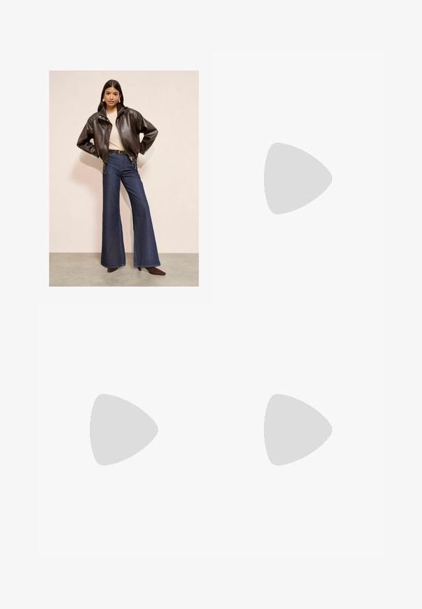 Bruine leren bomberjack, beige top, high-waisted flared denim jeans en bruine puntige hakken tegen een neutrale achtergrond.; Blauw-witte gestreepte top met korte mouwen. Ronde halslijn, zachte stof, reguliere pasvorm, met afwisselend dikke en dunne strepen.; Blauw en witte verticaal gestreepte langemouwen overhemd met knoopsluiting, puntige kraag en één borstzak.; Zwarte wijde pantalon van soepel materiaal. Voorzien van plooien aan de voorkant, een tailleband met riemlussen en een getailleerd silhouet.; Zwarte leren balletschoenen met een ronde neus, een klein knoopdetail en een elastische band over de wreef voor een stevige pasvorm. Platte zool.; Blauwe gewatteerde denim schoudertas met een gouden kettingstrap en een opvallend gouden logo accent op de voorkant. Compact rechthoekig van vorm.