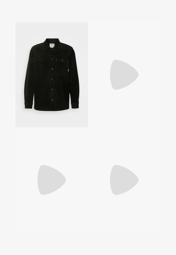 Chaqueta de camisa de pana negra con cuello, bolsillo frontal y cierre de botones. Presenta una textura suave y mangas largas.; Pack de tres camisetas sin mangas blancas de algodón, con un escote redondeado y diseño sin mangas, textura suave y ajuste estándar.; Pantalones de pierna ancha negros, hechos de una tela suave, con cintura alta, dos hebillas de tono plateado en la cinturilla y un diseño de frente con plisados.; Mocasín de cuero negro con un acabado suave, que cuenta con un diseño de costura y un acento decorativo de cadena de metal en el empeine. Tacón plano.