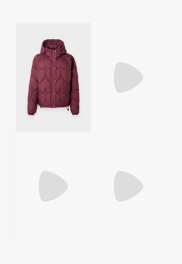 Weinrote Pufferjacke mit Kapuze, versehen mit einem herzförmigen Steppmuster, vorderen Druckknöpfen und elastischen Bündchen sowie einem verstellbaren Kordelzug am Saum.; Graues, geripptes Tanktop mit figurschmeichelndem Design, weiten Armausschnitten und runder Ausschnittlinie. Aus weichem Baumwollstoff mit glatter Textur gefertigt.; Graue weite Hosen aus leichtem Stoff mit gefaltetem Vorderteil und einem elastischen Bund, der eine weiße Kordel enthält.; Schwarze Leder-Ankleboots mit spitzem Zeh, geometrischem Blockabsatz und einem Zugband hinten. Glatte Textur und elegantes Design.